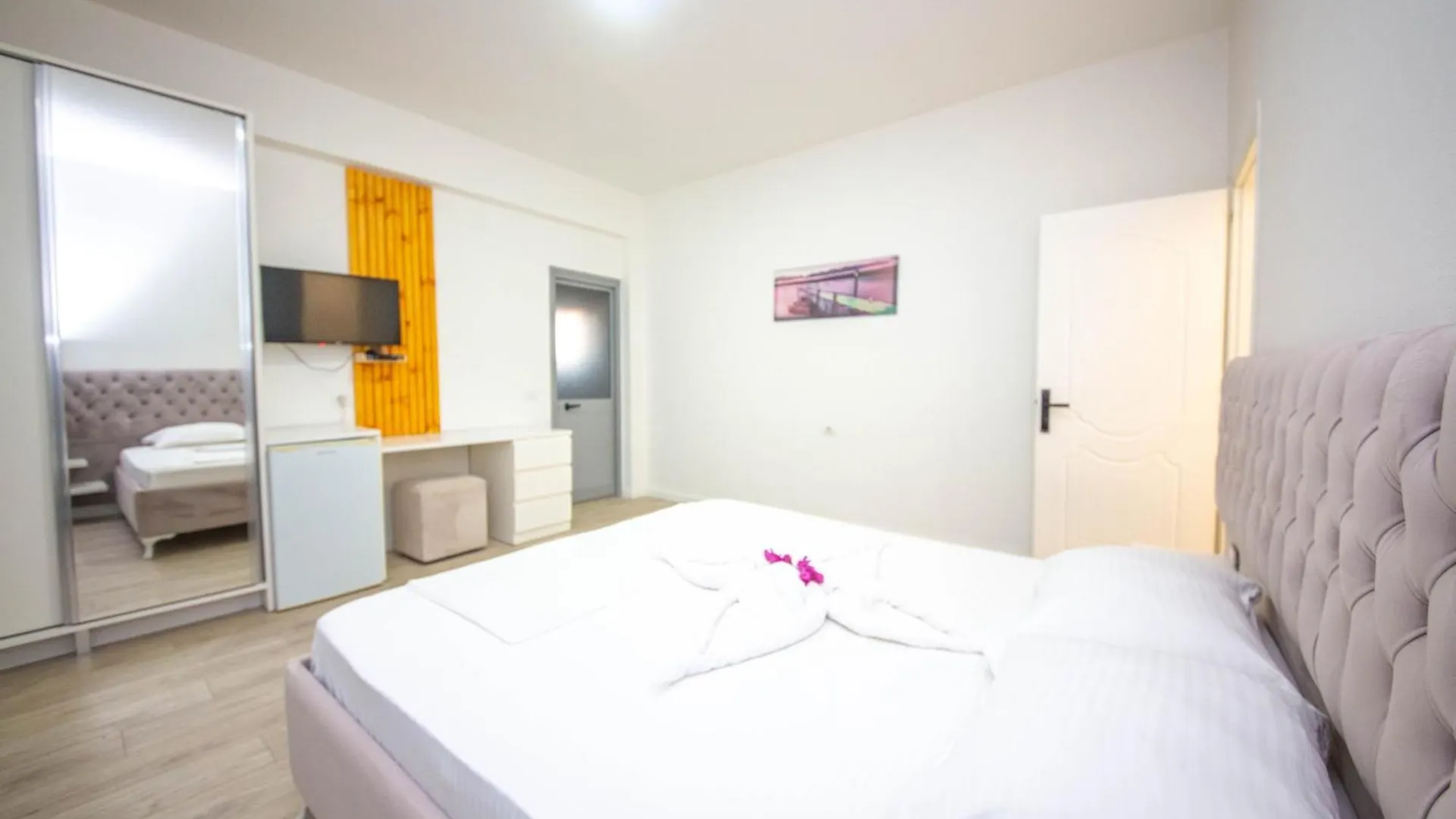 2E Villa & Homestay Ксамил Албания