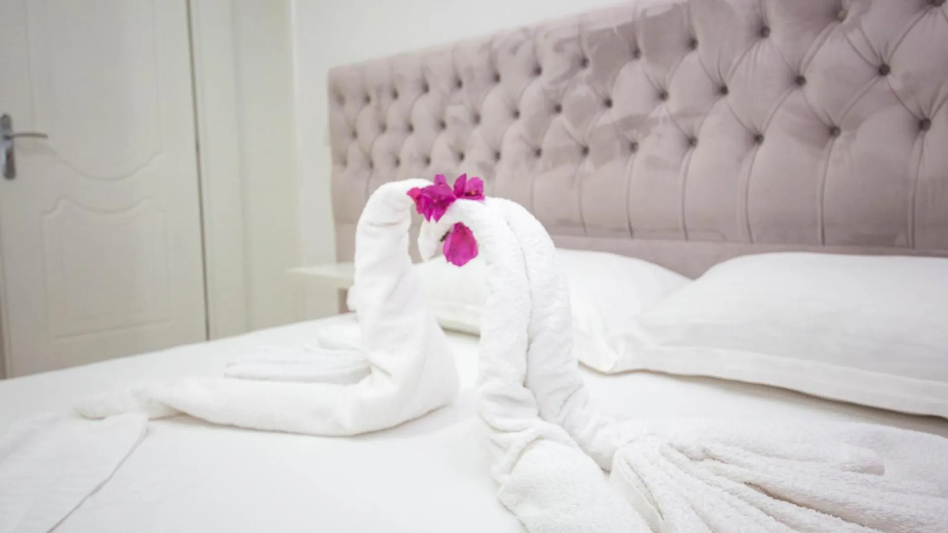 2E Villa & Homestay Ксамил 3*,  Албания